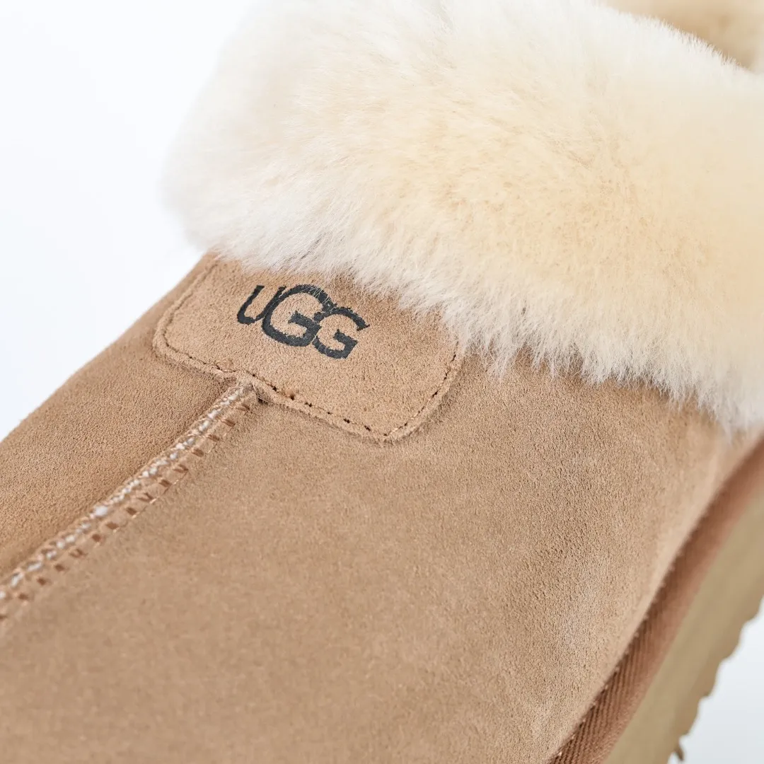 Pick up locally 💰540 Core recommendation with good price It is a very suitable choice for home use. In recent years, uug has launched a series of styles, which are partially geared towards the preferences of young consumers and have also moved to the forefront of fashion trends. Shoe body material: water-repellent coated suede upper, 17 mm UGGPURE™ implantable wool insole, lightweight non-slip and comfortable rubber outsole, with brand LOGO and trademark, with full packaging Size: 35 36 37 38 39 40